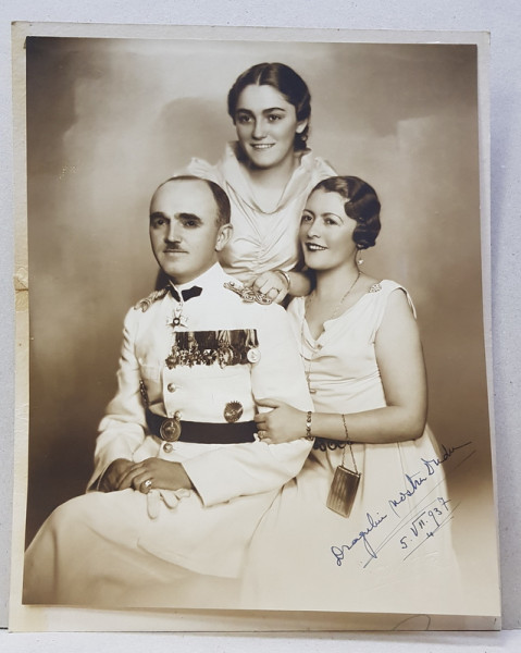 OFITER IN UNIFORMA DE GALA , INSOTIT DE DOUA DOAMNE , FOTOGRAFIE DE GRUP IN STUDIO , DATATA IULIE 1937
