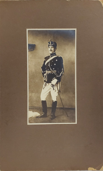OFITER ROMAN, CAVALERIST ,  IN UNIFORMA CU SABIE , FOTOGRAFIE IN STUDIO , INCEPUTUL SEC. XX