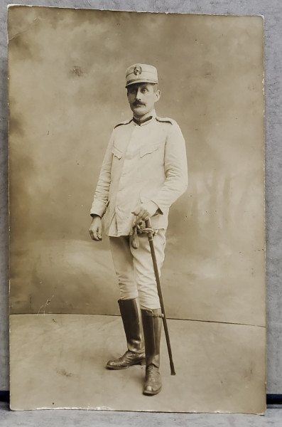 OFITER ROMAN, CAVALERIST , IN UNIFORMA SI CU SABIE , FOTOGRAFIE IN STUDIO , TIP CARTE POSTALA , 1913
