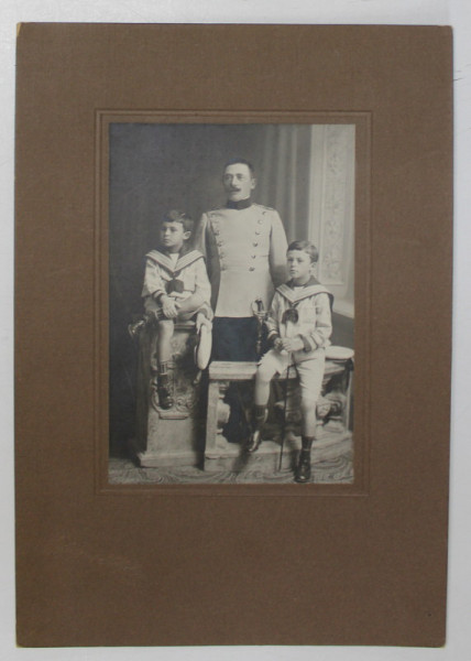 OFITER ROMAN CU CEI DOI COPII , IN STUDIO , FOTOGRAFIE STUDIO EDUARD HUBER , BOTOSANI , INCEPUTUL SEC. XX