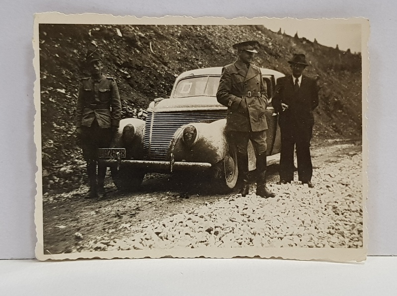 OFITER ROMAN  CU ORDONANTA SI SOFER , LANGA UN AUTOMOBIL DE EPOCA , FOTOGRAFIE MONOCROMA , PE HARTIE LUCIOASA , PERIOADA INTERBELICA