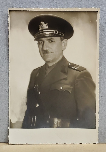OFITER ROMAN CU UNIFORMA SI CHIPIU ,FOTOGRAFIE IN STUDIO ,  TIP CARTE POSTALA , CLUJ , INTERBELICA