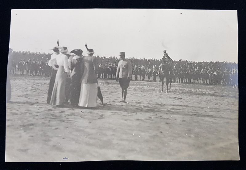 OFITER ROMAN DAND ONOR UNUI GRUP DE DOAMNE IN FATA TRUPEI DE CAVALERISTI , FOTOGRAFIE MONOCROMA, PE HARTIE CRETATA , DATATA 1913