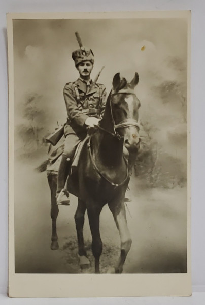 OFITER ROMAN DE CAVALERIE , CAZUT IN 1941 IN TRANSNISTRIA , IN UNIFORMA , CU PUSCA , PE CAL , FOTOGRAFIE FORMAT CARTE POSTALA , 1942