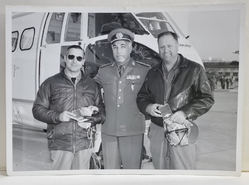 OFITER ROMAN DE GRAD SUPERIOR CU DOI PILOTI FRANCEZI  IN FATA UNUI HELICOPTER , ANII '60 - 70