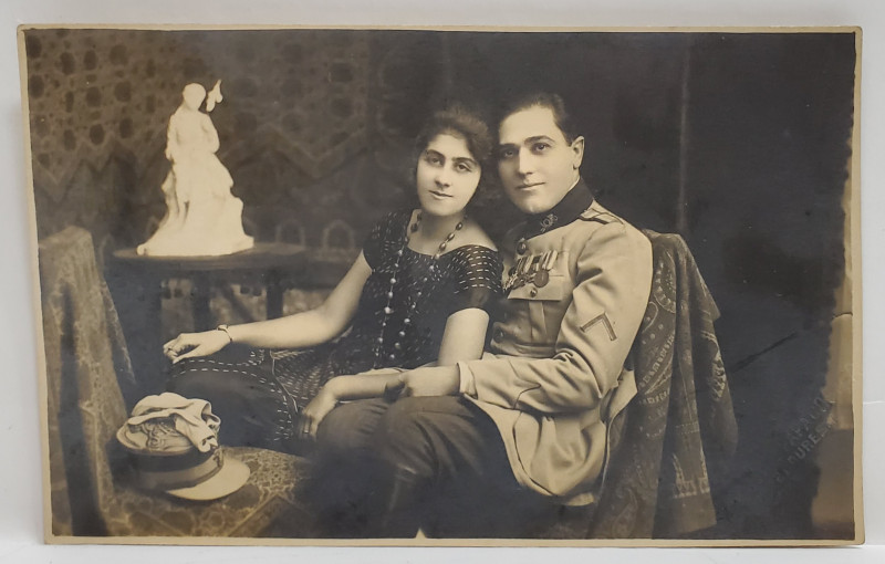 OFITER ROMAN IN UNIFORMA , CU DECORATII ,  CU SOTIA , FOTOGRAFIE IN STUDIO , FORMAT CARTE POSTALA , INTERBELICA