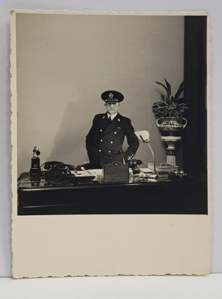OFITER ROMAN IN UNIFORMA CU SAPCA , IN BIROU ( GARA DE NORD ) , FOTOGRAFIE MONOCROMA, PE HARTIE CRETATA , DATATA 1939