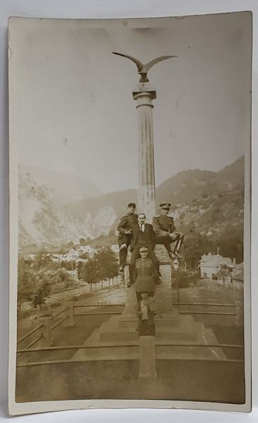 OFITERI , CIVILI SI UN TIGaN LAUTAR, LA BAZA UNUI MONUMENT AL EROILOR , ZONA RUCAR , FOTOGRAFIE TIP CARTE POSTALA , 1931