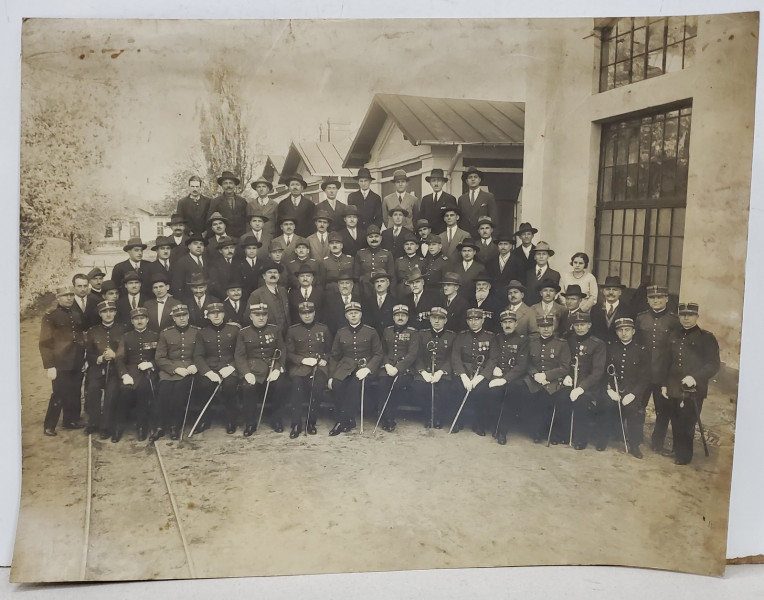 OFITERI DE INFANTERIE SI CIVILI , FOTOGRAFIE DE GRUP , INTERBELICA