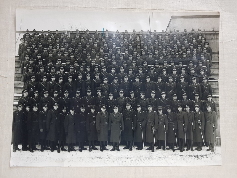 OFITERI DE LA SCOALA MILITARA , POZA DE GRUP , FOTOGRAFIE MONOCROMA, PE HARTIE LUCIOASA , PRINSA PE PASPARTU DIN CARTON , PERIOADA  INTERBELICA