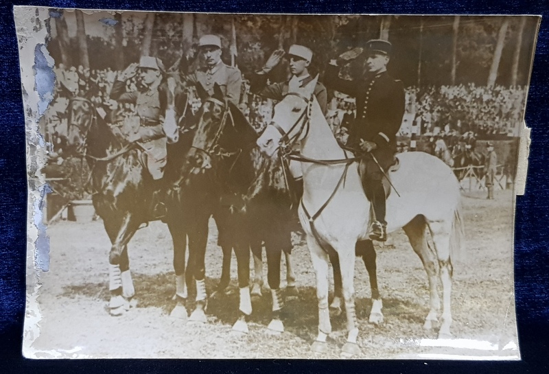 OFITERI FRANCEZI DE CAVALERIE , CASTIGATORI DE TROFEE HIPICE , FOTOGRAFIE DE PRESA , MONOCROMA, DATATA 1935 , PREZINTA URME DE UZURA  IN PARTEA STANGA *