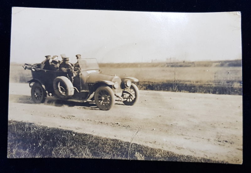 OFITERI GERMANI IN MASINA DE EPOCA , PE UN DRUM IN CAMP , FOTOGRAFIE TIP CARTE POSTALA , MONOCROMA , NECIRCULATA , DATATA 1917