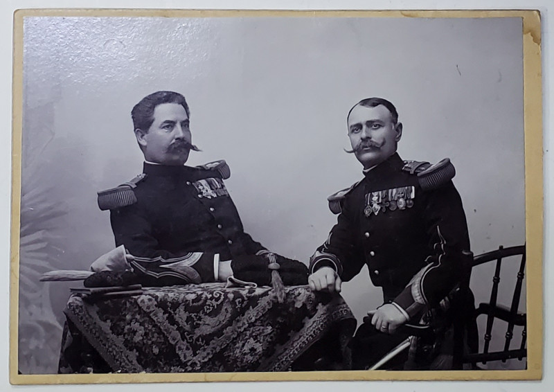 OFITERI ROMANI CU UNIFORMA SI DECORATII , IN DREAPTA GH. NENISOR , SOTUL CAMELIEI TITULESCU , PARTICIPANT LA RAZBOIUL DE INDEPENDENTA ,  FOTOGRAFIE CABINET , SFARSITUL SEC. XIX