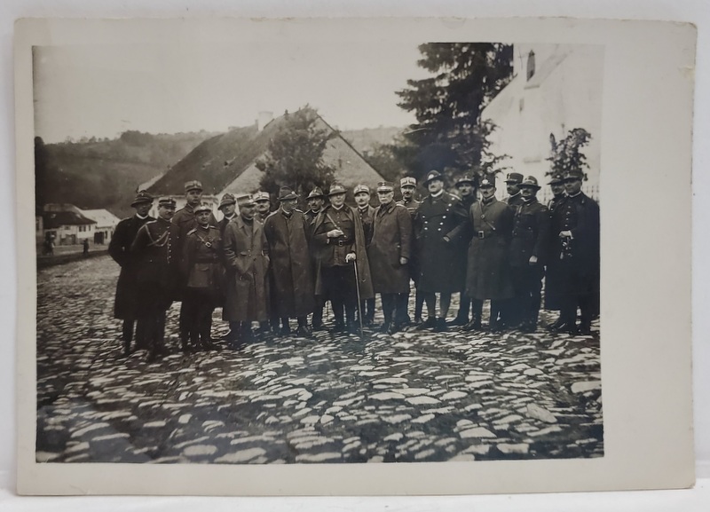 OFITERI ROMANI DE LA DIVERSE ARME , FOTOGRAFIE DE GRUP IN EXTERIOR , INTERBELICA