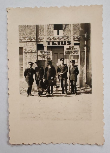 OFITERI ROMANI IN GARA TEIUS , FOTOGRAFIE DE MICI DIMENSIUNI , ANII ' 40