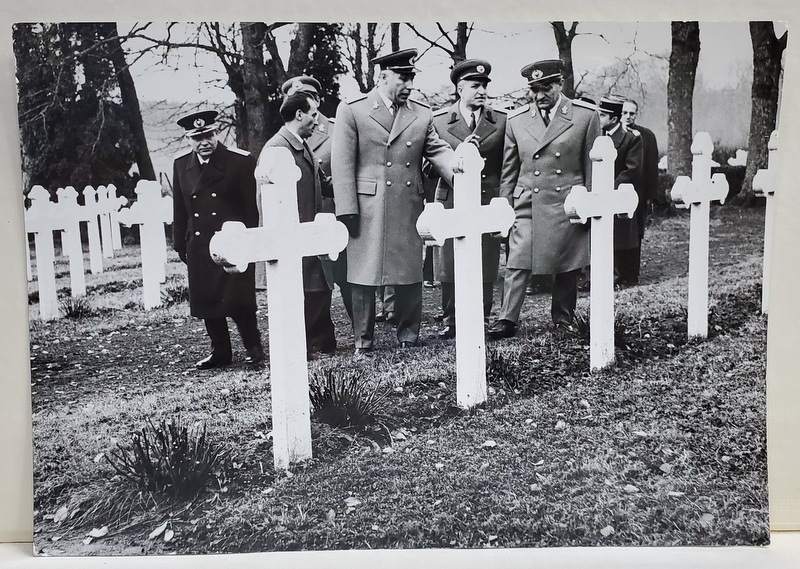 OFITERI ROMANI SI FRANCEZI LA UN CIMITIR MILITAR DIN FRANTA  , FOTOGRAFIE ANII '60 - 70