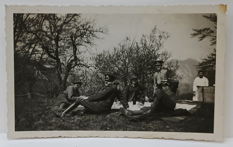 OFITERI ROMANIA LA PICNIC , ZONA MONATANA , FOTOGRAFIE FORMAT CARTE POSTALA , PERIOADA  INTERBELICA