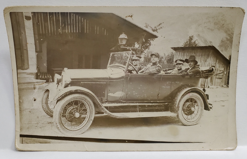 OFITERI SI CIVIL IN AUTOMOBIL DE EPOCA , ZONA RUCAR , FOTOGRAFIE TIP CARTE POSTALA , 1931