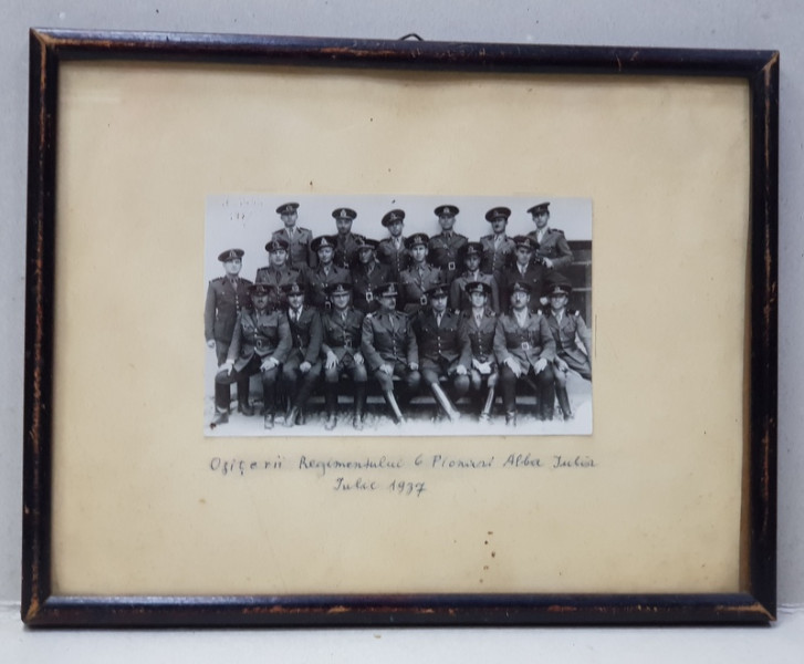 OFITERII REGIMENTULUI 6 PIONIERI ALBA - IULIA , POZA DE GRUP , FOTOGRAFIE MONOCROMA , INRAMATA , DATATA IULIE 1937