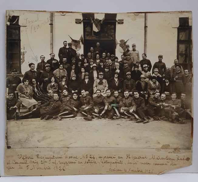 OFITERII REGIMENTULUI ROVINE NR. 26 ,  CU GENERALUL MARCULESCU , IMPREUNA CU SOTIILE DUPA MASA  COMUNA DE LA CRAIOVA ,  FOTOGRAFIE MONOCROMA, DIN 5 NOIEMBRIE 1926 , LIPSA COLTUL DIN DREAPTA JOS *