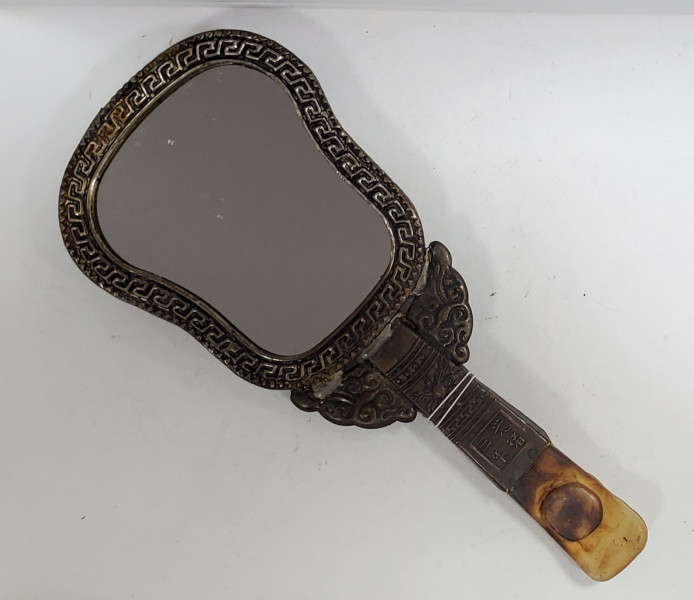 Oglinda de mana, decorata cu dragon, Secol XX