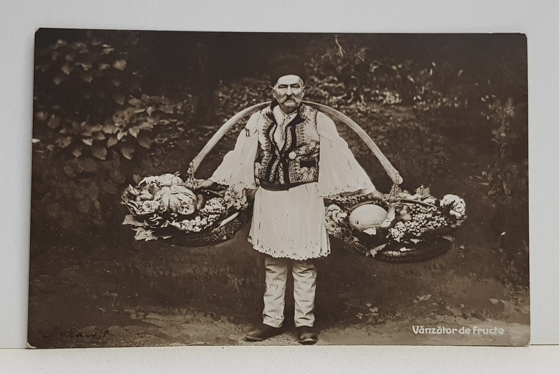 OLTEAN CU COBILITA , VANZATOR DE FRUCTE , FOTOGRAFIE TIP CARTE POSTALA , CIRCULATA , MONOCROMA , DATATA 1911