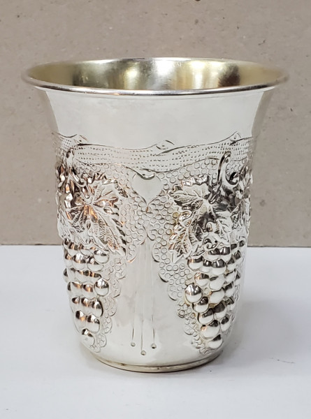 Pahar din argint, decorat cu struguri