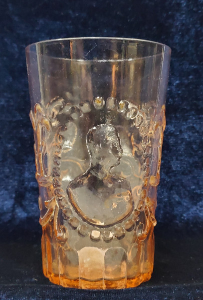 Pahar din sticla colorata, decorat cu efigia regelui Carol II, Secol XX
