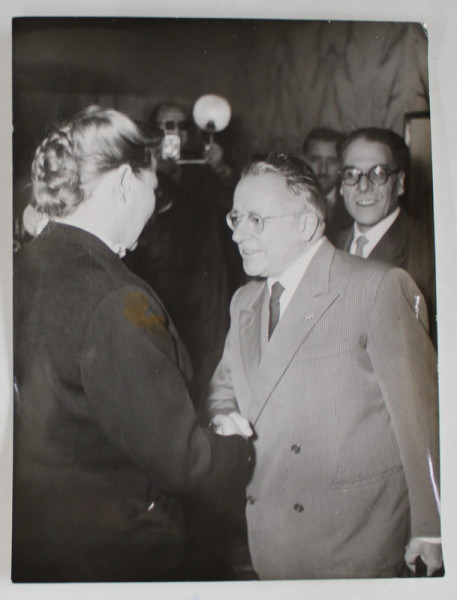 PALMIRO TOGLIATTI , LIDERUL PARTIDULUI COMUNIST ITALIAN CU YEKATERINA FURTSEVA , CONGRESUL P.C.I. , ROMA , FOTOGRAFIE DE PRESA ,  1956