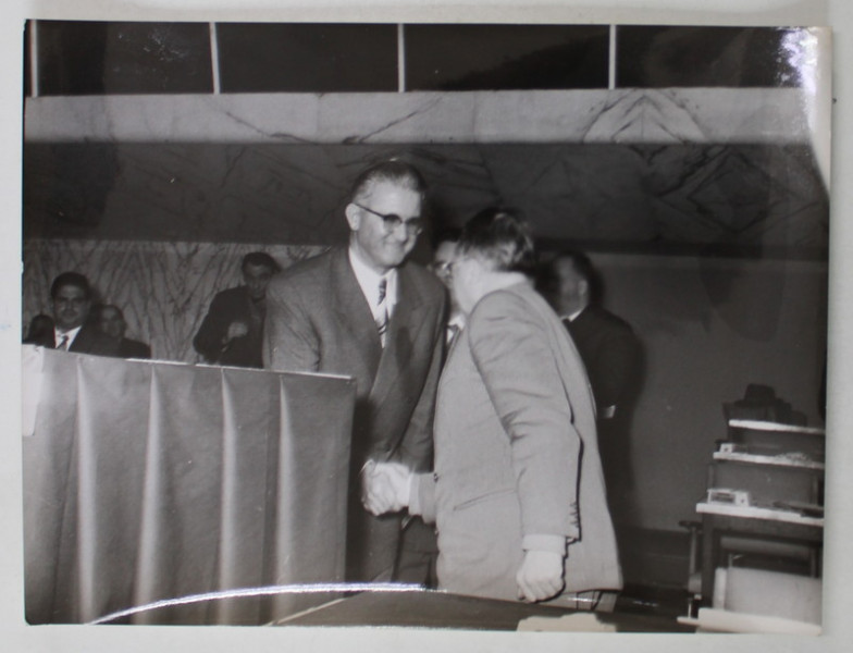 PALMIRO TOGLIATTI SALUTAND UN INVITAT LA CONGRESUL AL VIII - LEA AL P.C.I. , ROMA , FOTOGRAFIE DE PRESA , 1956