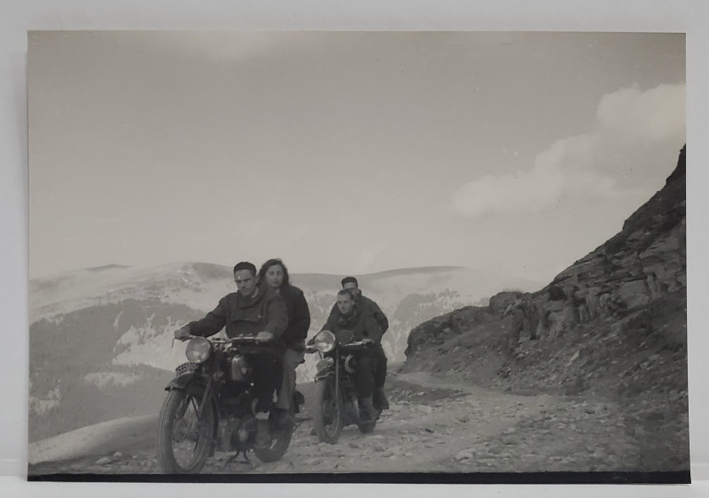 PARANG , PE DRUMUL REGELUI , TURISTI CU MOTOCICLETE , FOTOGRAFIE , 1954