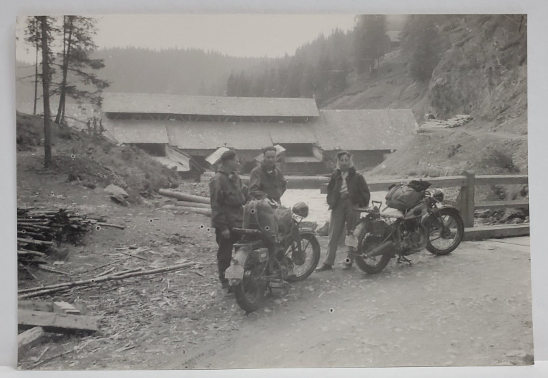 PARANG , PE DRUMUL REGELUI , TURISTI CU MOTOCICLETE PE UN POD , FOTOGRAFIE , 9 SEPT , 1954