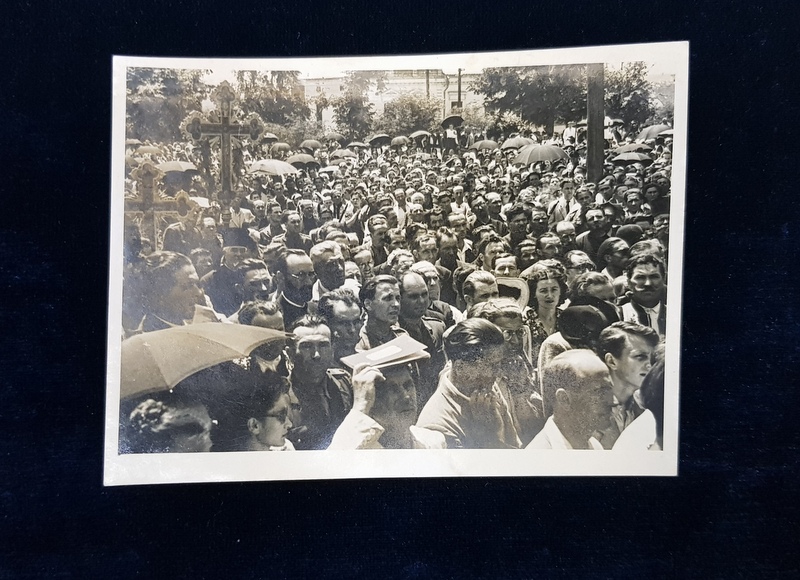 PARTICIPANTI LA PROCESIUNEA SFANTULUI IOAN CEL NOU , FOTOGRAFIE MONOCROMA, PE HARTIE LUCIOASA , DATATA PE VERSO 1946