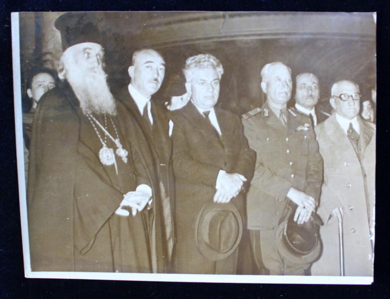 PATRIARHUL MIRON CRISTEA IN FATA CATAFALCULUI MARESALULUI AVERESCU LA ATENEUL ROMAN , FOTOGRAFIE DE IOSIF BERMAN , MONOCROMA, DESTINATA ZIARULUI CURENTUL , PERIOADA INTERBELICA