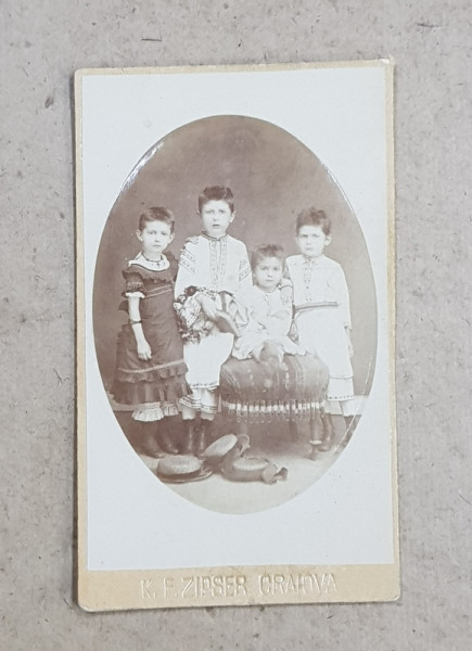 PATRU COPII POZAND IN STUDIO , FOTOGRAFIE TIP C.D.V. , STUDIO K. F. ZIPSER , CRAIOVA , MONOCROMA, CCA. 1870