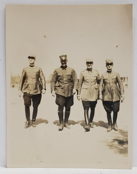 PATRU OFITERI ROMANI , IN UNIFORMA , CU CHIPIU , FOTOGRAFIE ,  INCEPUTUL SEC.XX