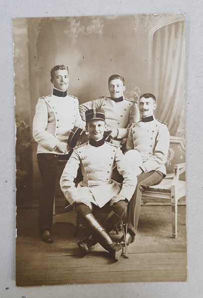 PATRU TINERI OFITERI IN UNIFORMA , POZAND IN STUDIO , FOTOGRAFIE TIP CARTE POSTALA , MONOCROMA, NECIRCULATA , DATATA 1909