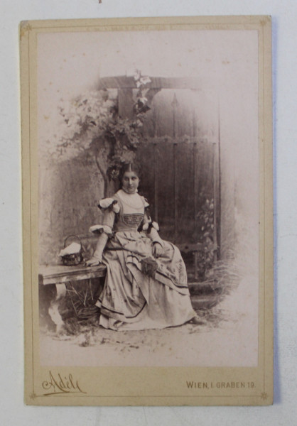 PAULA WESSELY 1860 - 1887 , ACTRITA AUSTRIACA , PORTRET , FOTOGRAFIE TIP CABINET , ATELIERUL ' ADELE ' FOTOGRAF AL CURTII REGALE , SFARSIT DE SECOL XX
