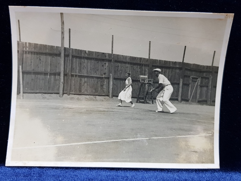 PERECHE DE TENISMENI , DUBLU - MIXT , IN TIMPUL UNUI MECI , FOTOGRAFIE MONOCROMA , PE HARTIE LUCIOASA , CU OCAZIA CEFERIADEI 1940