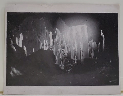 PESTERA POLOVRAGI , FOTOGRAFIE DIN INTERIOR , TIP CARTE POSTALA , INTERBELICA , MICI DEFECTE LA PARTEA SUPERIOARA