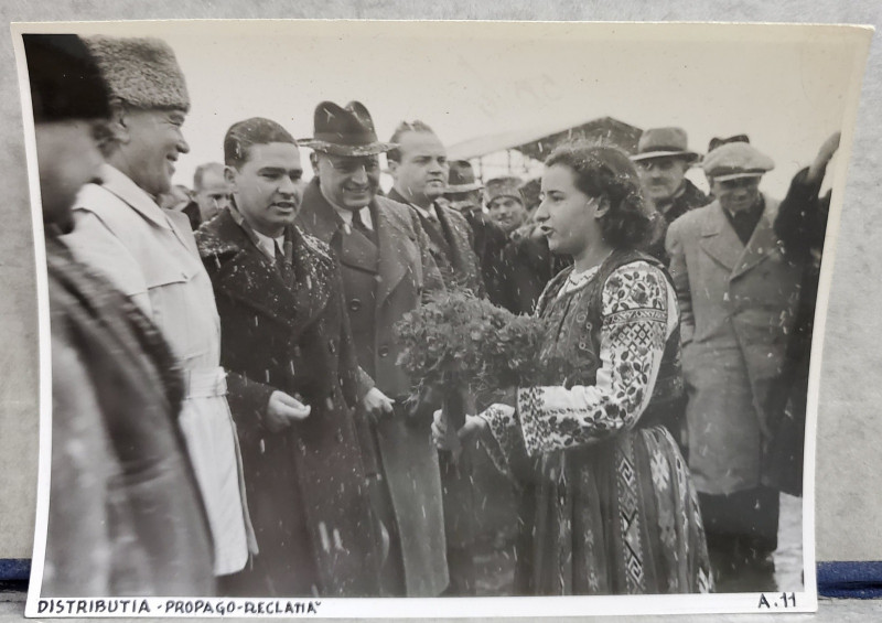 PETRU GROZA PRIMIND UN BUCHET DE FLORI , FOTOGRAFIE DE PROPAGANDA  , POSTBELICA