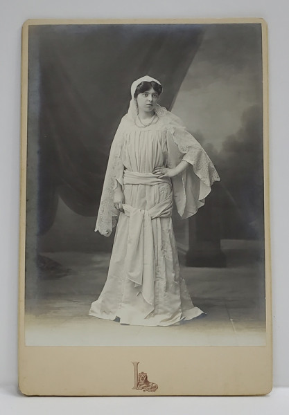 PHOTOGRAPHIE DES GRANDES MAGASINS DU LOUVRE A PARIS , DOMNISOARA SUZANNE CHABROL , FOTOGRAFIE TIP CABINET , 1906