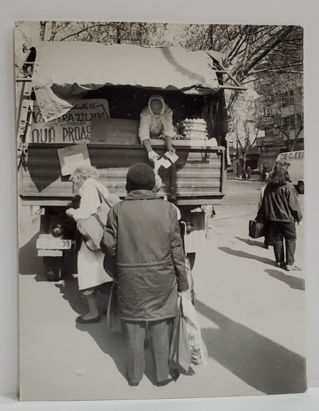 PIATA AMZEI , BUCURESTI , CAMION CU OUA DE VANZARE , FOTOGRAFIE , INCEPUTUL ANILOR ' 90