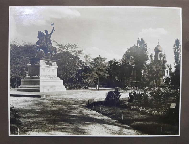 PIATA MIHAI VITEAZUL / PARCUL CAROL , FOTOGRAFII LIPITE PE CARTON , FATA  - VERSO , AUTOR NICOLAE TATU , PERIOADA INTERBELICA