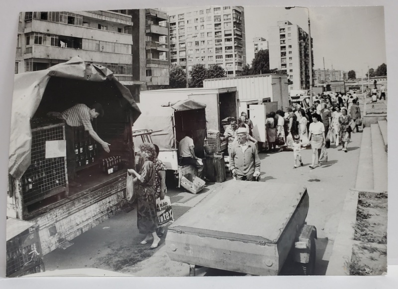 PIATA OBOR , VANZARE DE OUA SI ULEI DIRECT DIN CAMIOANE , FOTOGRAFIE , INCEPUTUL ANILOR ' 90