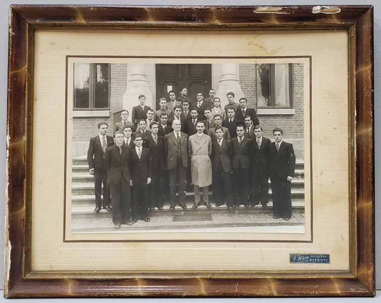 PITESTI , FOTOGRAF A. HORN , LICEUL ' I.C. BRATIANU ' , CLASA  A VIII STIINTIFICA , SERIA 1937 , FOTOGRAFIE DE GRUP IN EXTERIOR