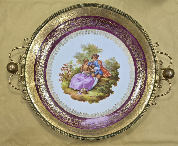 Platou decorativ 'Limoges', ilustrat cu scena romantica, Secol XX
