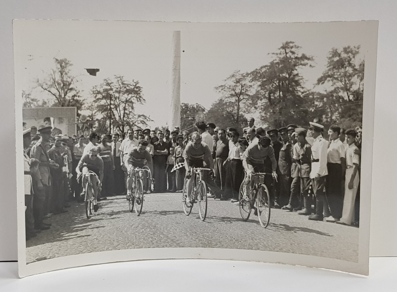 PLECARE IN CURSA CICLISTA DE 100 DE KILOMETRI , ECHIPA ANGLIEI  , FOTOGRAFIE MONOCROMA, PE HARTIE LUCIOASA , ANII '50