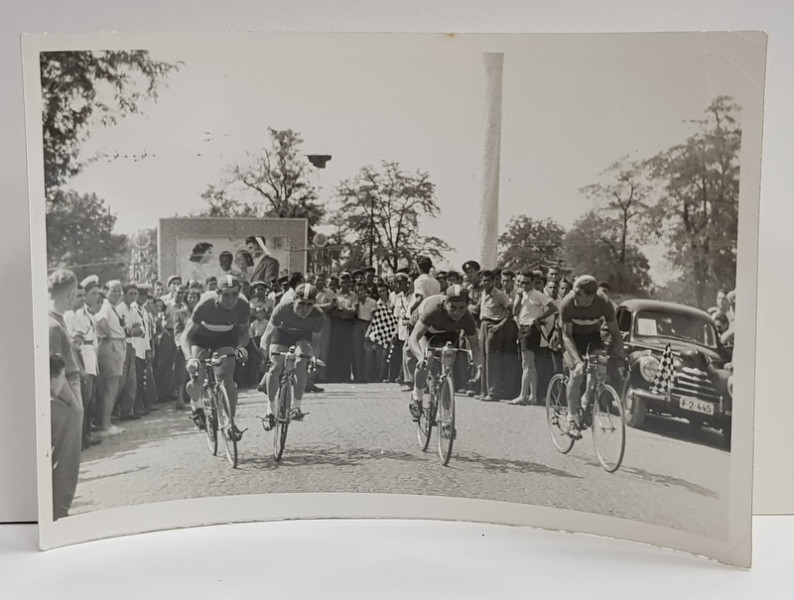 PLECARE IN CURSA CICLISTA DE 100 DE KILOMETRI , ECHIPA FRANTEI , FOTOGRAFIE MONOCROMA, PE HARTIE LUCIOASA , ANII '50