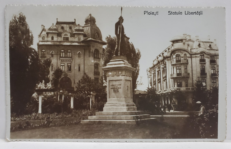 PLOIESTI , STATUIA LIBERTATII PE VECHIUL AMPLASAMENT , IN PLAN SECUND HOTELUL ' CENTRAL ' , FOTOGRAFIE , FORMAT CARTE POSTALA , INTERBELICA